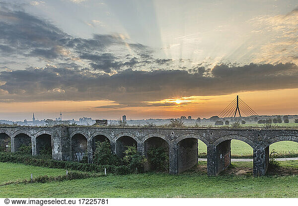 Deutschland  Nordrhein-Westfalen  Wesel  Altes Viadukt bei stimmungsvollem Sonnenaufgang