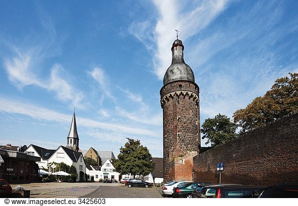 Deutschland  Nordrhein-Westfalen  Zons  Stadtmauer mit Turm Juddeturm