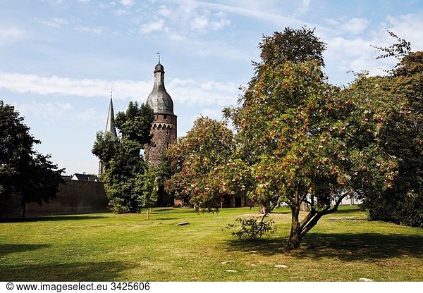 Deutschland  Nordrhein-Westfalen  Zons  Stadtmauer mit Turm Juddeturm und Kirche St. Martinus