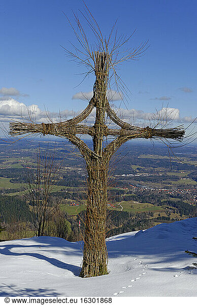 Deutschland  Oberbayern  Bad Tölz  Heiliges Kreuz aus Weidenholz