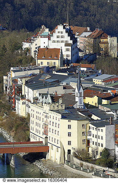 Deutschland  Oberbayern  Wasserburg am Inn  Brücke und Stadttor am Inn