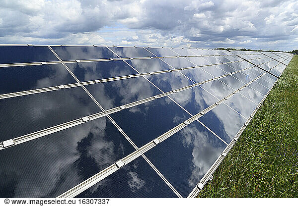 Deutschland  photoelektrische Zellen eines Solarkraftwerks mit Wolkenreflexionen  Teilansicht