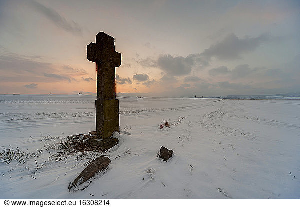 Deutschland  Rheinland-Pfalz  Eifel  Kreuz auf Schneeoberfläche