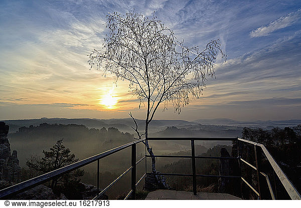 Deutschland  Sachsen  Blick auf den Nationalpark Sächsische Schweiz bei Sonnenuntergang