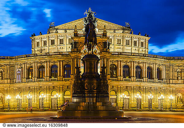 Deutschland  Sachsen  Dresden  Theaterplatz  Semperoper  Sächsische Staatsoper und Johann-von-Sachsen-Denkmal am Abend