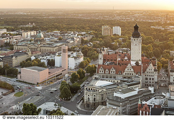 Deutschland  Sachsen  Leipzig  Blick auf Neues Rathaus  St. Trinitatis und Bundesverwaltungsgericht bei Sonnenuntergang