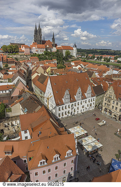 Deutschland Sachsen Meißen Marktplatz und Albrechtsburg