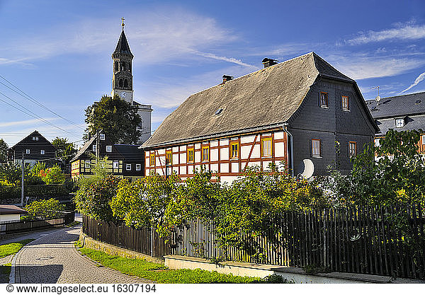 Deutschland  Sachsen  Sebnitz  Ortsteil Saupsdorf  Stadtbild mit Kirche