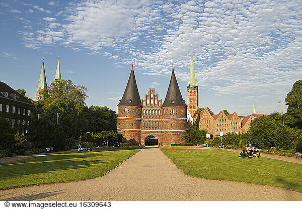 Deutschland  Schleswig-Holstein  Lübeck  Holstentor  im Hintergrund die St. Petri-Kirche und die St. Marien-Kirche