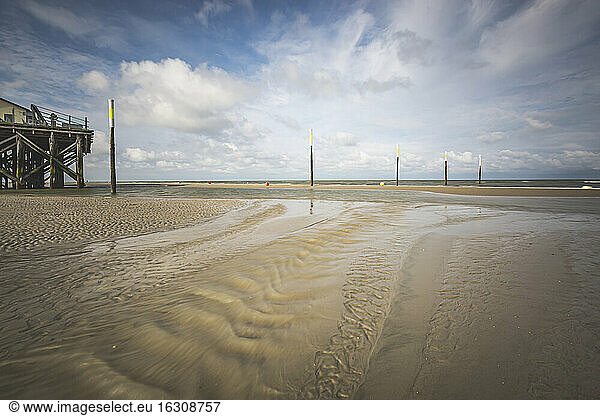 Deutschland  Schleswig-Holstein  Sankt Peter-Ording  Pfähle am Sandstrand der Küste
