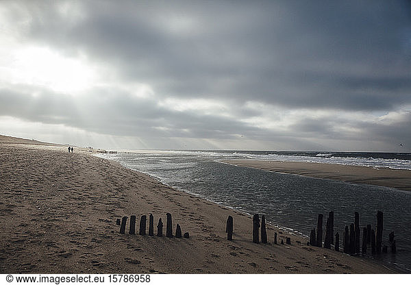 Deutschland  Schleswig-Holstein  Wolken über dem Sandstrand der Insel Sylt in der Abenddämmerung