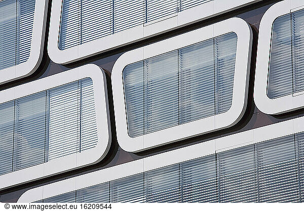Deutschland  Stuttgart  Bürogebäude  Glasfront  Nahaufnahme