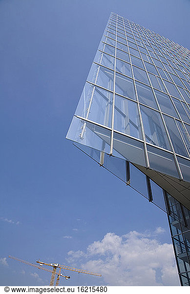 Deutschland  Stuttgart  Bürogebäude  Glasfront  Tiefblick