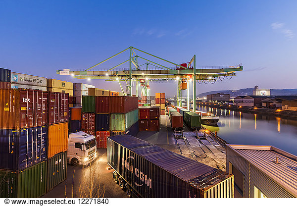 Deutschland  Stuttgart  Containerhafen am Neckar  blaue Stunde