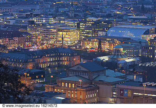 Deutschland  Stuttgart  Dächer und Stadt bei Nacht  Blick von oben