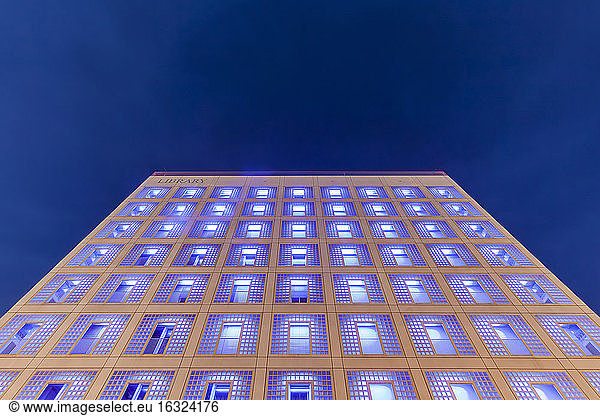 Deutschland  Stuttgart  Fassade der beleuchteten Stadtbibliothek am Mailander Platz bei Nacht