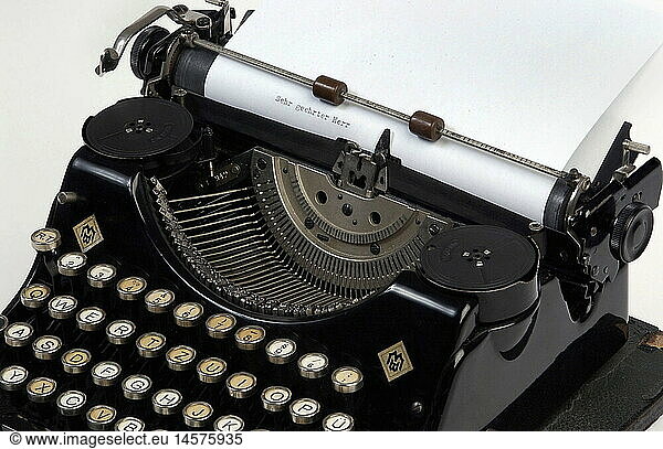 Deutschland  um 1925  Brief schreiben  Anrede Sehr geehrter Herr  Blatt Papier eingespannt in alte Schreibmaschine  Reiseschreibmaschine Marke Mercedes  Modell Prima  Mercedes Bueromaschinen Werke A.G. in Zella Mehlis  Thueringen  Buchstaben  tippen  Typenhebel  Tastatur  Tasten  Buchstaben  Farbband  schreiben  Buerotechnik  Zwanziger Jahre  20er Jahre Deutschland, um 1925, Brief schreiben, Anrede Sehr geehrter Herr, Blatt Papier eingespannt in alte Schreibmaschine, Reiseschreibmaschine Marke Mercedes, Modell Prima, Mercedes Bueromaschinen Werke A.G. in Zella Mehlis, Thueringen, Buchstaben, tippen, Typenhebel, Tastatur, Tasten, Buchstaben, Farbband, schreiben, Buerotechnik, Zwanziger Jahre, 20er Jahre