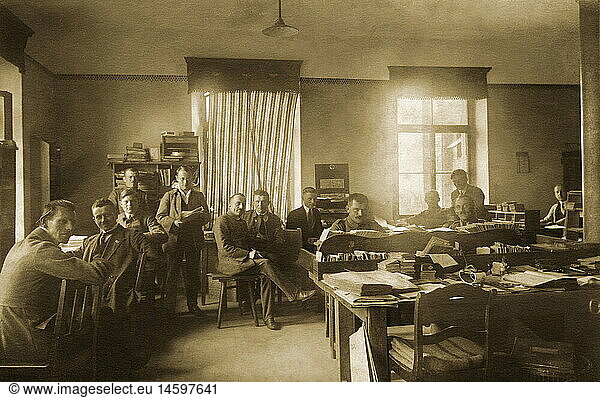 Deutschland  um 1915  Maenner im Buero  Schreibstube  Mann  Angestellte  Schreibtisch  Arbeit  arbeiten  Verwaltung  Beruf  Buerokratie  Grossraumbuero  historische Fotografie  Sepiaton  historisch  20. Jahrhundert  1910er Jahre