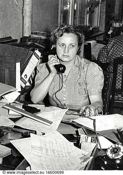 Deutschland  um 1959  Sekretaerin  Telefon  Chaos  Schreibtisch  Unordnung  nicht aufgeraeumt  fehlende Ordnung  Buero  Aktenordner  Rechnungen  Hoerer am Ohr  telefonieren  telefoniert  telephoniert  Beruf  Arbeitsplatz  chaotisch  Bueroarbeit  Angestellte  40 StundenWoche  40 Stunden Woche  50er Jahre Deutschland, um 1959, Sekretaerin, Telefon, Chaos, Schreibtisch, Unordnung, nicht aufgeraeumt, fehlende Ordnung, Buero, Aktenordner, Rechnungen, Hoerer am Ohr, telefonieren, telefoniert, telephoniert, Beruf, Arbeitsplatz, chaotisch, Bueroarbeit, Angestellte, 40 StundenWoche, 40 Stunden Woche, 50er Jahre