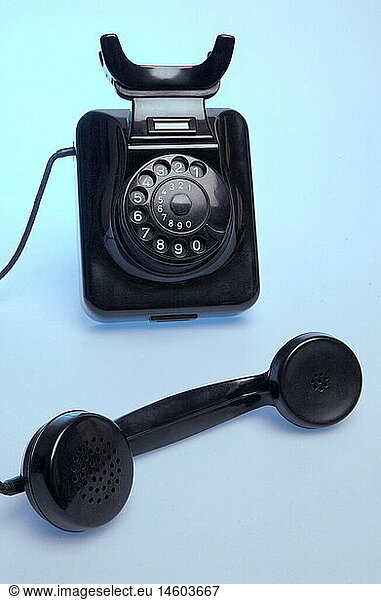 Deutschland  um 1950  Wandtelefon Modell W 49  schwarz  Telefon aus Bakelit Deutschland, um 1950, Wandtelefon Modell W 49, schwarz, Telefon aus Bakelit,