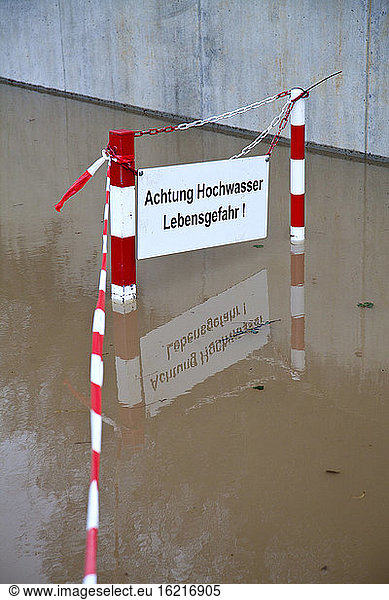Deutschland  Würzburg  Warnschild im Hochwasser
