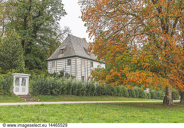 Deutschland  Weimar  Blick auf das Goethe Gartenhaus am Ilmpark im Herbst