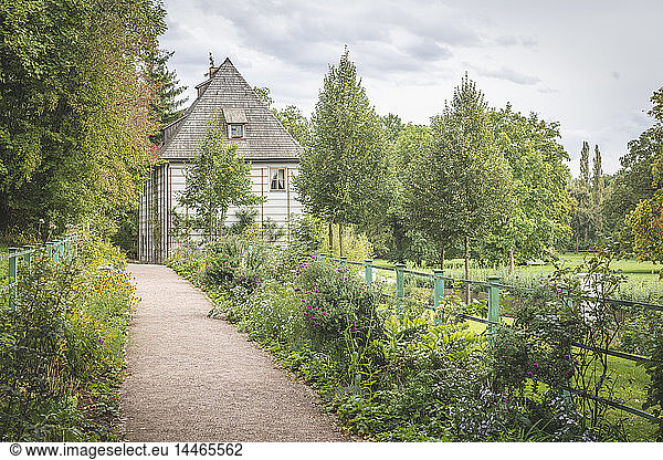 Deutschland  Weimar  Blick auf das Goethe Gartenhaus am Ilmpark im Herbst