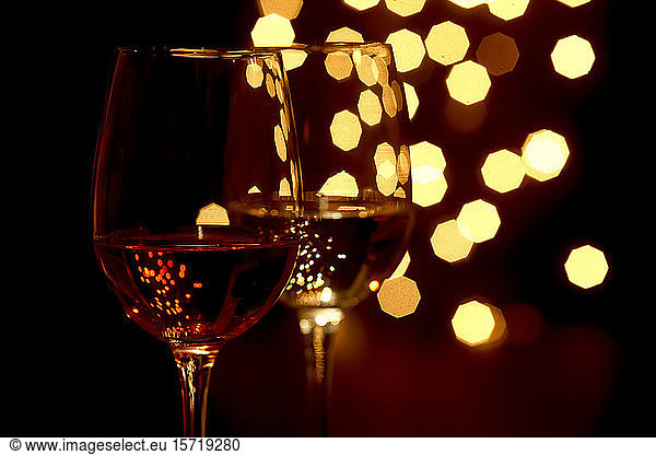 Deutschland  Weingläser mit Weihnachtsbeleuchtung im Hintergrund