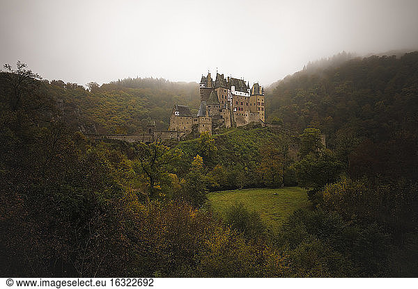 Deutschland  Wierschem  Blick zur Burg Eltz