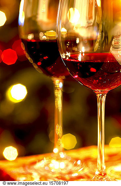 Deutschland  Zwei Gläser Rotwein und Weihnachtsbeleuchtung
