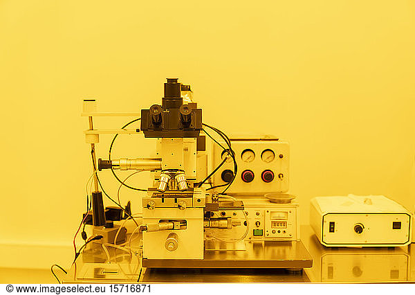 Device in a laboratory in artificial yellow light