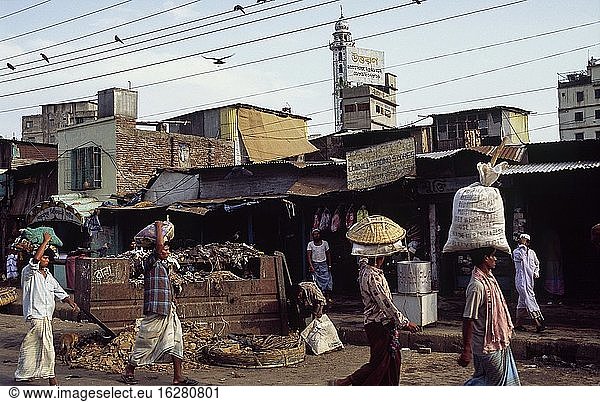 Dhaka  Bangladesch  Asien - Eine alltägliche Straßenszene mit Menschen und Gebäuden im Zentrum der südasiatischen Hauptstadt.