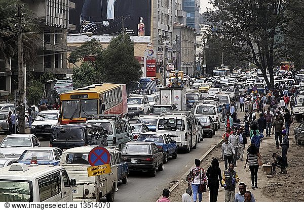 Dichter Autoverkehr  Verkehrsstau  Addis Abeba  Äthiopien  Afrika