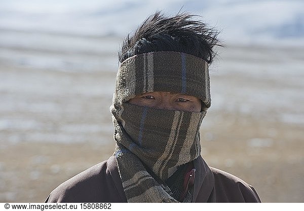 Dick Tibetan nomad in the wind on icy plateau  Changtang Plateau  Damchung County  Tibet  China  Asia