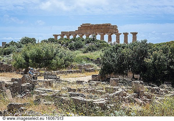 Die Akropolis von Selinunte  antike griechische Stadt an der Südwestküste Siziliens in Italien  Blick auf die Ruinen des Tempels C.