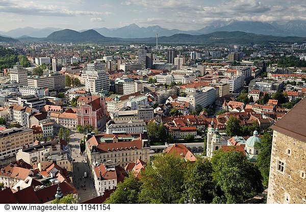 Die alte Hauptstadt Sloweniens  Ljubljana  mit den Karawanken  dem Berg St. Maria und den Kamnik-Savinja-Kalkalpen von der Burg von Ljubljana aus gesehen.