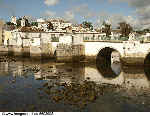 Die Altstadt und die Römerbrücke spiegeln sich im Fluss Gilao,  Tavira,  Algarve,  Portugal,  Europa