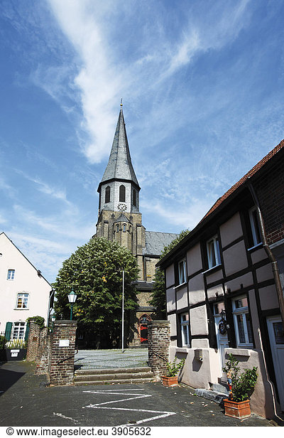 Die Altstadt von Zons  früher Feste Zons  Stadtteil der Stadt Dormagen  Niederrhein  Nordrhein-Westfalen  Deutschland  Europa