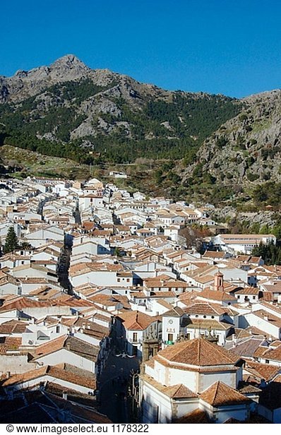 Die Ansicht der gesamten Majore Teil des Dorfes. Grazalema ist ein kleines Dorf in den Bergen in Sierra de Grazalema. Viele Dörfer wurden ändern und Core Thier Charme zu verlieren. Grazalema hat aber noch reine eine nett drin.