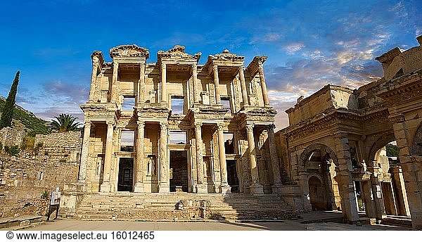 Die antike Bibliothek des Celsus  eine römische Gebäuderuine in Ephesus  Anatolien  Türkei.