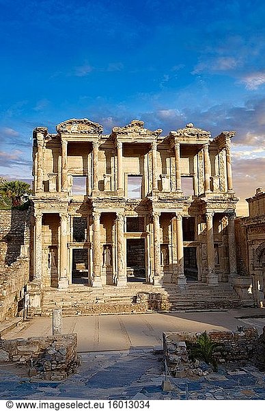 Die antike Bibliothek des Celsus  eine römische Gebäuderuine in Ephesus  Anatolien  Türkei.
