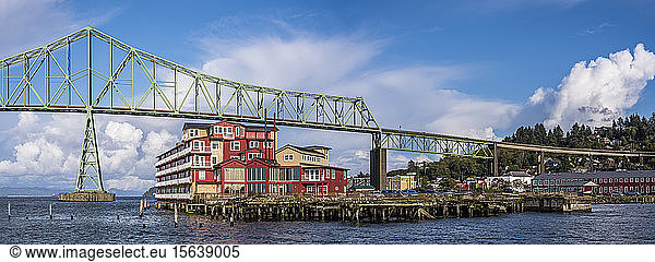 Die Astoria-Megler-Brücke ist ein markantes Bauwerk entlang des Flussufers von Astoria; Astoria  Oregon  Vereinigte Staaten von Amerika