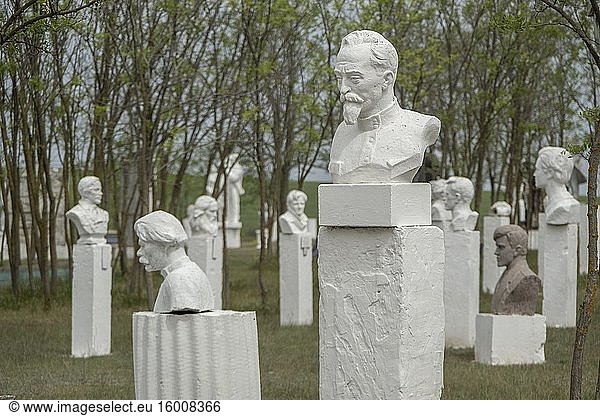 Die Büste von Felix Dserschinski im Hintergrund ist eine Skulpturengruppe von Büsten anderer führender Persönlichkeiten im Museum des Sozialistischen Realismus. Frumushika Nova  Odessa Oblast  Ukraine  Osteuropa.