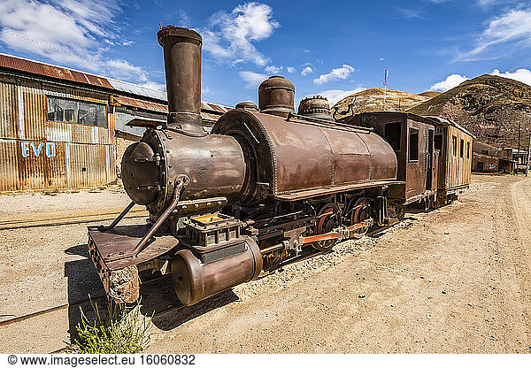 Die Baldwin-Lokomotive 10998  Baujahr 1890  und der Wagen dahinter sollen von Butch Cassidy and the Sundance Kid angegriffen worden sein; Pulacayo  Abteilung Potosi  Bolivien