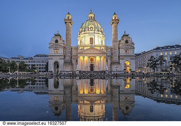 Die barocke Karlskirche in der Abendd?mmerung  Wien  ?sterreich  Europa | barocke Karlskirche in der Abendd?mmerung  Wien  ?sterreich  Europa.