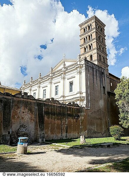 Die Basilika Santi Bonifacio ed Alessio  eine Mönchs- und Titularkirche aus dem frühen 13. Jahrhundert auf dem Aventin - Rom  Italien.
