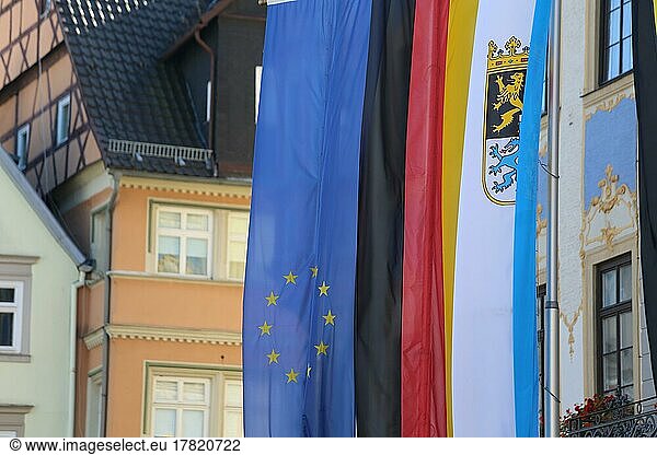 Die bayerische Flagge hängt vor einem Rathaus neben der EU- und der deutschen Flagge. Coburg  Deutschland  Europa