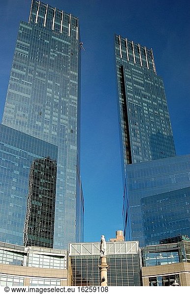 Die beiden Türme des Time Warner Building stehen über dem Columbus Circle in Manhattan.