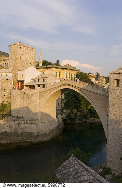 Die berühmte alte Brücke Mostar erbaut 1566 zerstört 1993  wie es jetzt genannt wird abgeschlossen die New Old Bridge im Jahr 2004 zum UNESCO Weltkulturerbe  Mostar  Herzegowina  Bosnien-Herzegowina  Europa