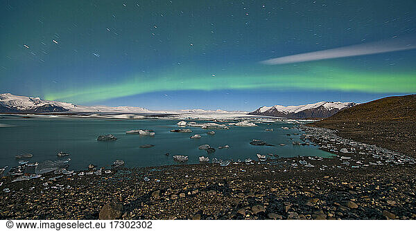 die berühmte Gletscherlagune Jökulsárlón mit Nordlicht